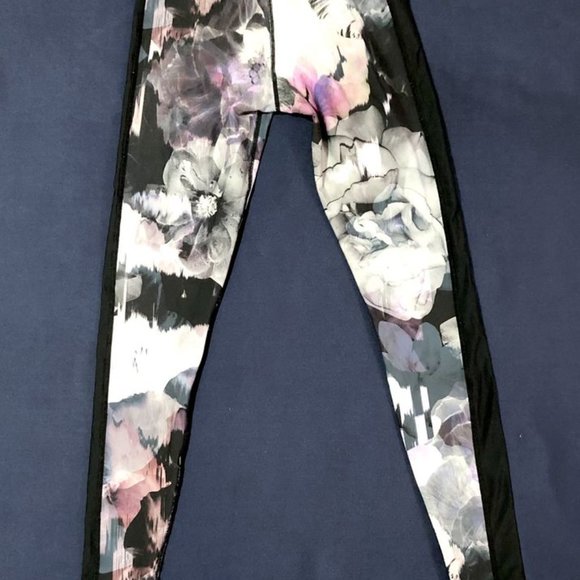 PRELOVED : Running bare Leggings for girls in size 8 - Picture 2 of 3